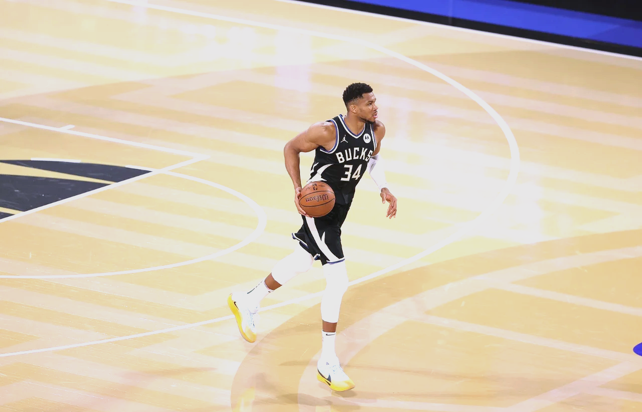 雄鹿击败人，安特托库恩博反弹表现的简单介绍