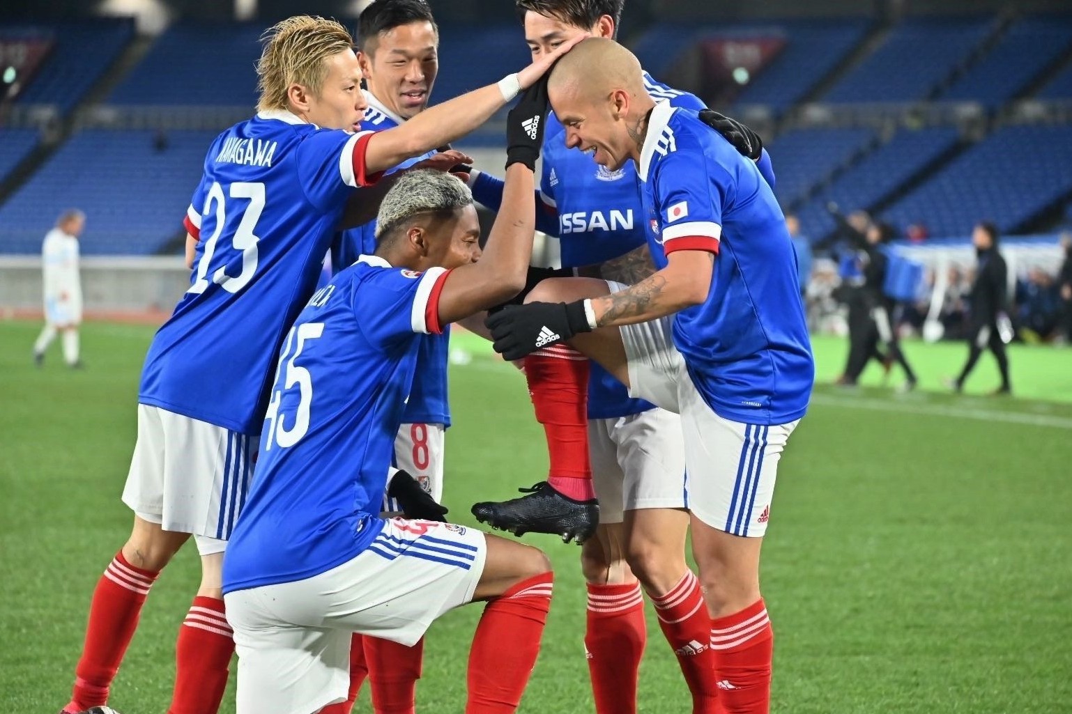 开云体育在线-热门球队在比赛中碾压对手，获得胜利