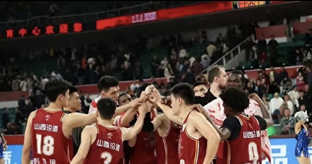 开云体育中国-河南男篮团结一致，紧密合作战胜对手