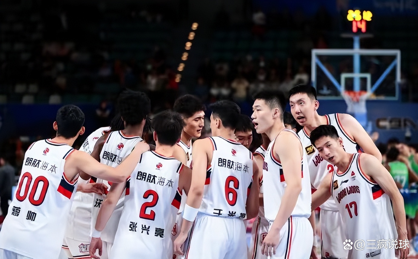 河南男篮团结一致，紧密合作战胜对手