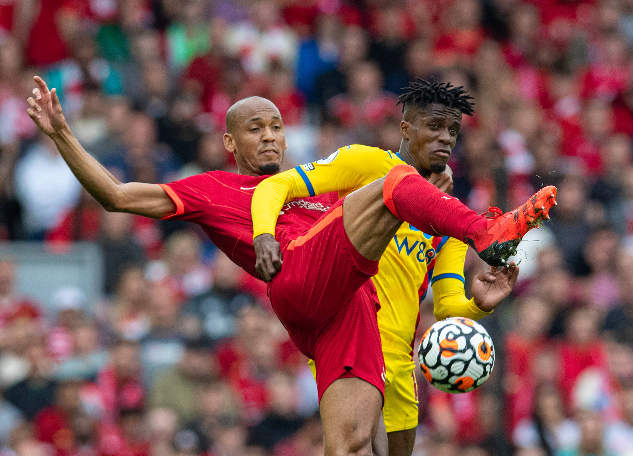 利物浦队备战赛事，全队奋勇争胜备战