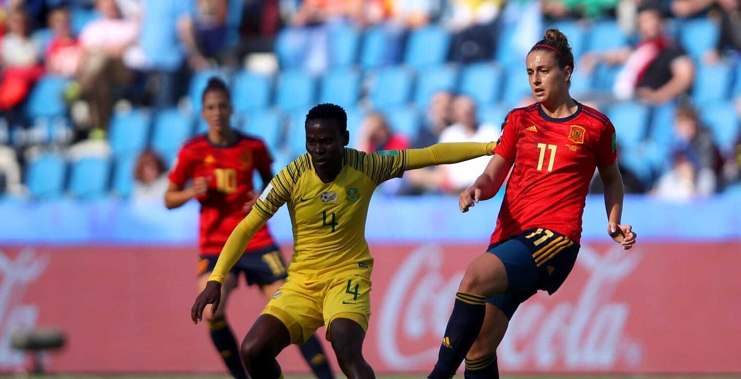 包含国际女足比赛中，各国队员展现出色技术和团队合作的词条