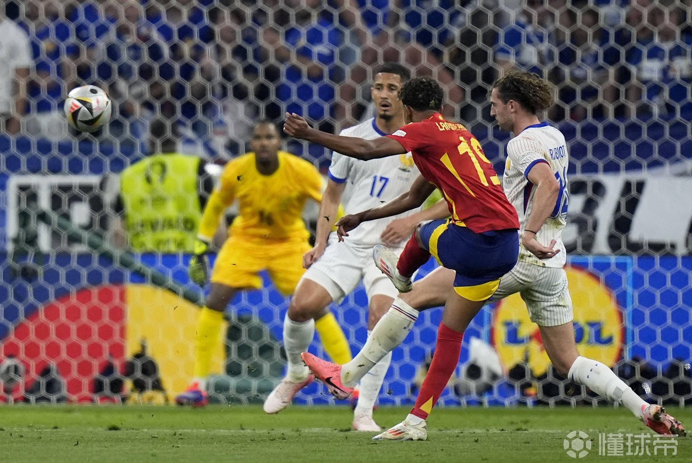 开云体育在线-关于世界足球赛场上一场紧张对决打破僵局，球员实力突显的信息