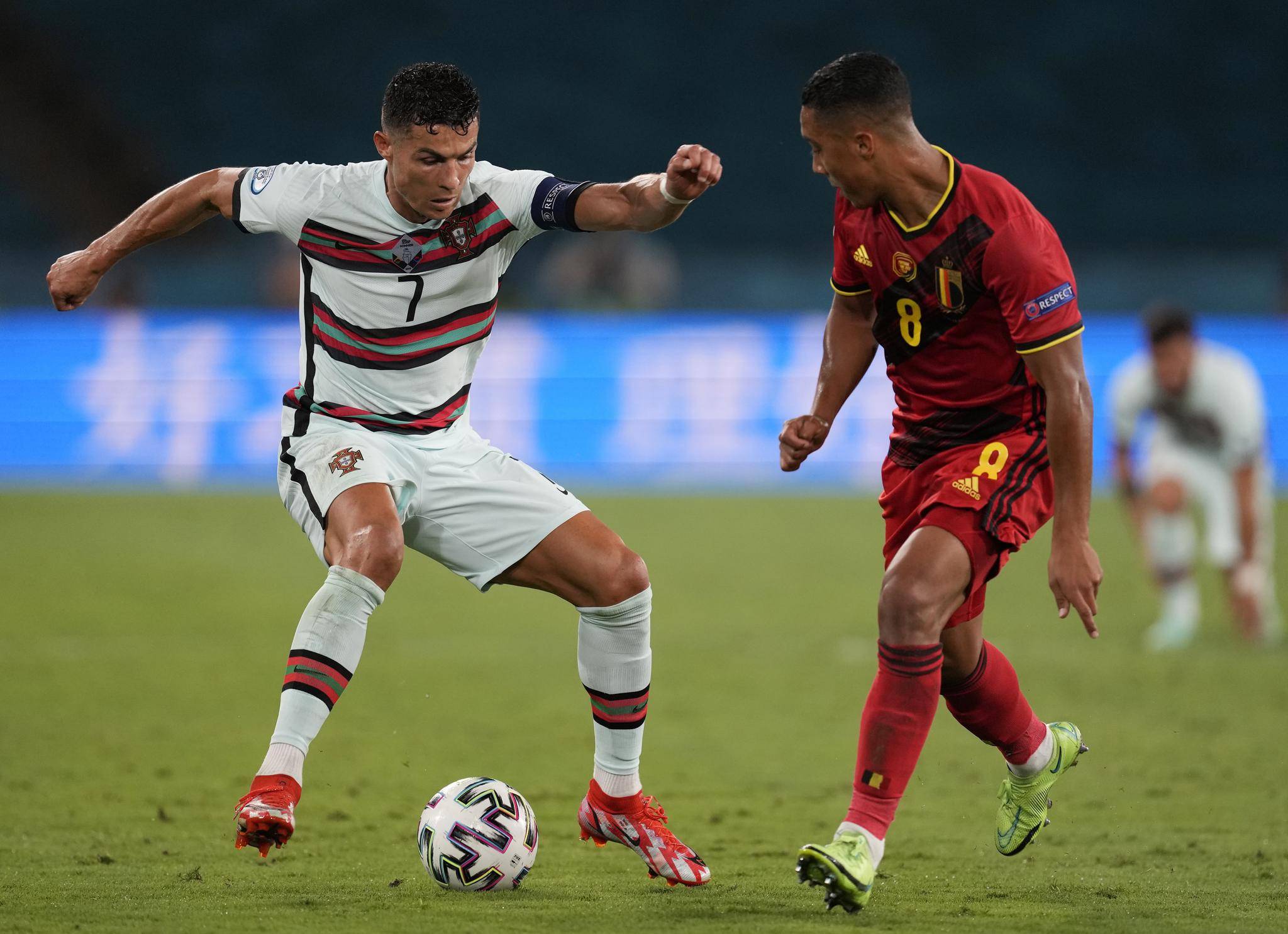 包含比利时队士气高涨，追逐欧洲锦标赛的词条