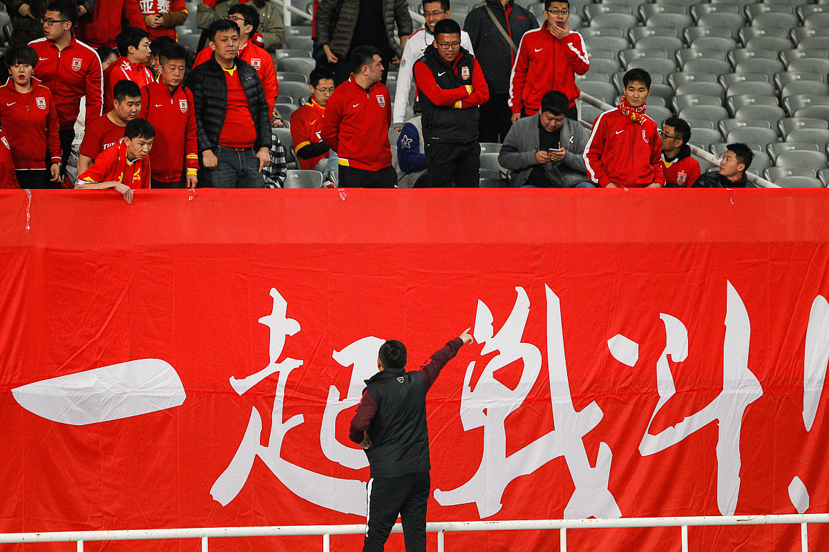 球队取得关键胜利，球迷欢呼不断