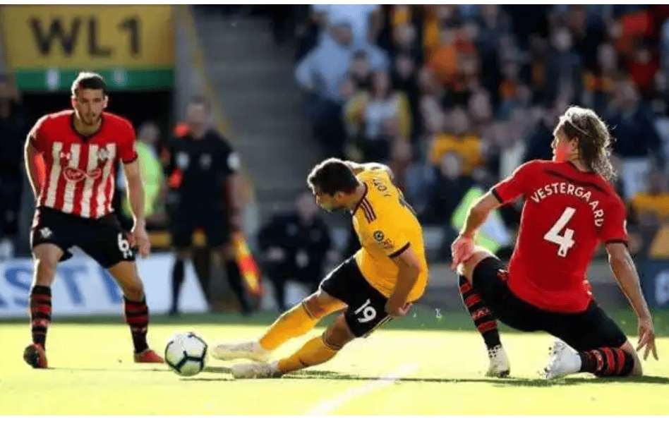 包含狼队客场逼平南安普顿，争取积分的词条