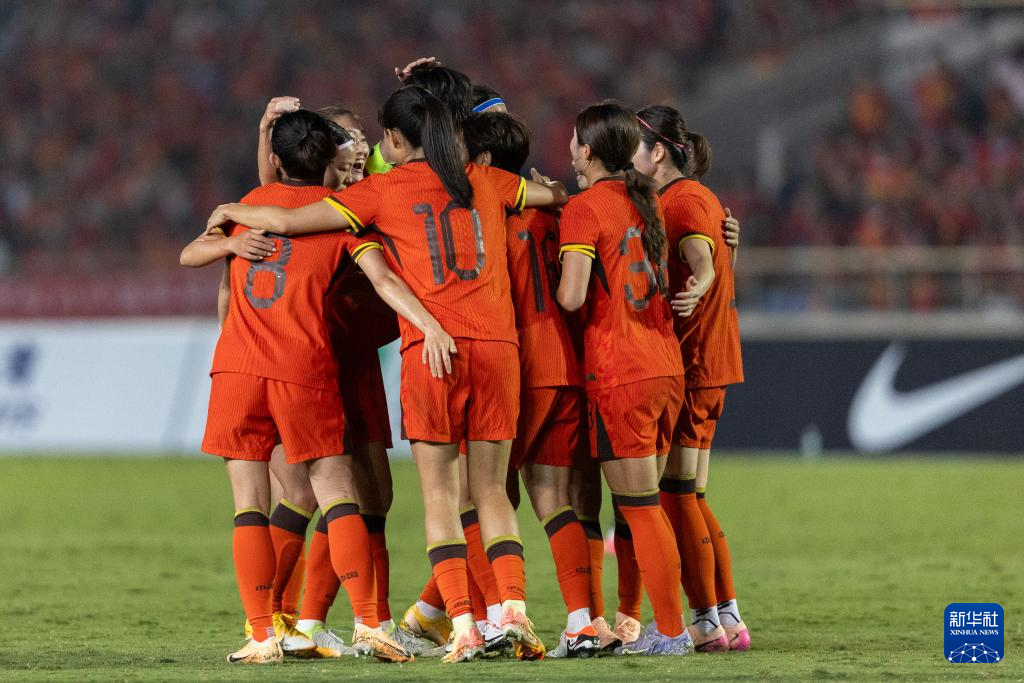 女子足球比赛中，中国队踢出精彩的比赛