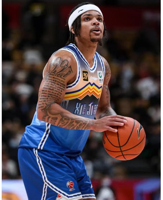 新秀球员逐渐融入球队体系，展现出色表现