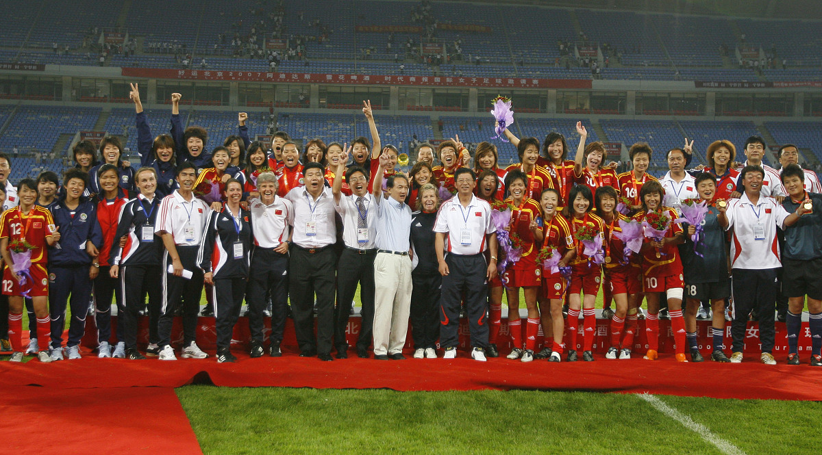 亚洲球队获得足球冠军，赛后欢呼雀跃