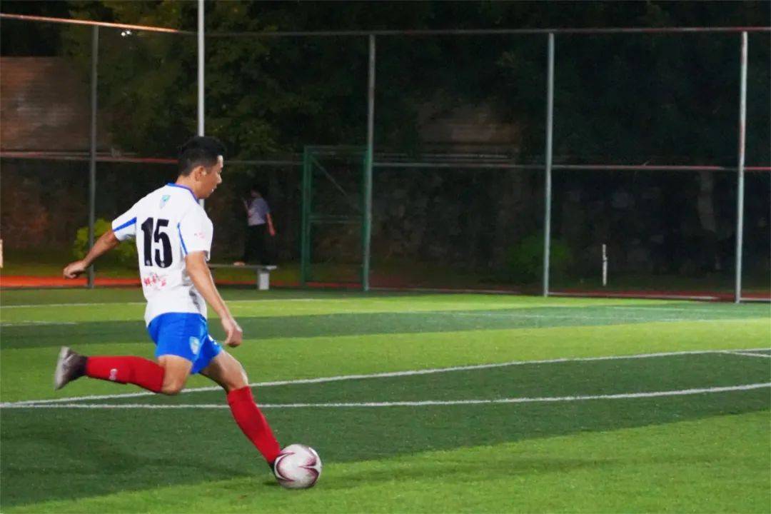 包含欢乐足球盛宴，球员齐聚赛场争夺荣耀的词条