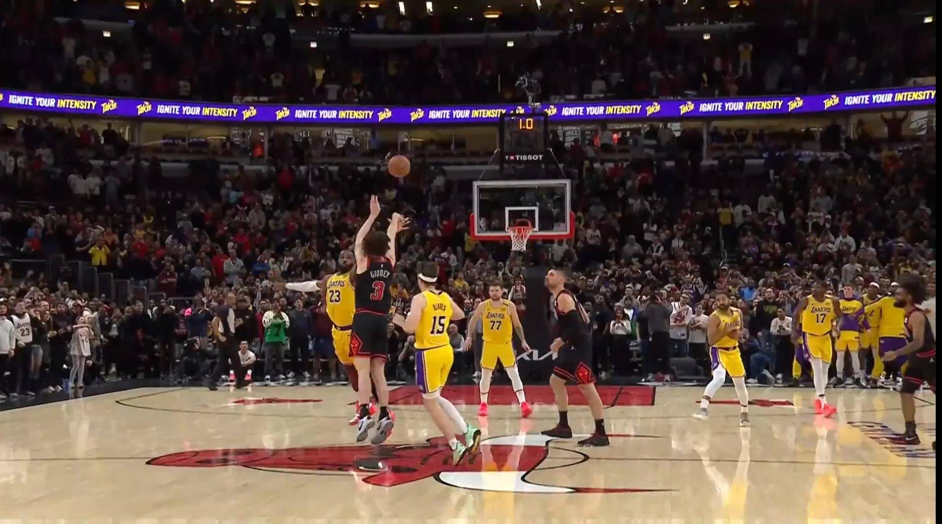 NBA季后赛：独行侠逆转击败湖人晋级