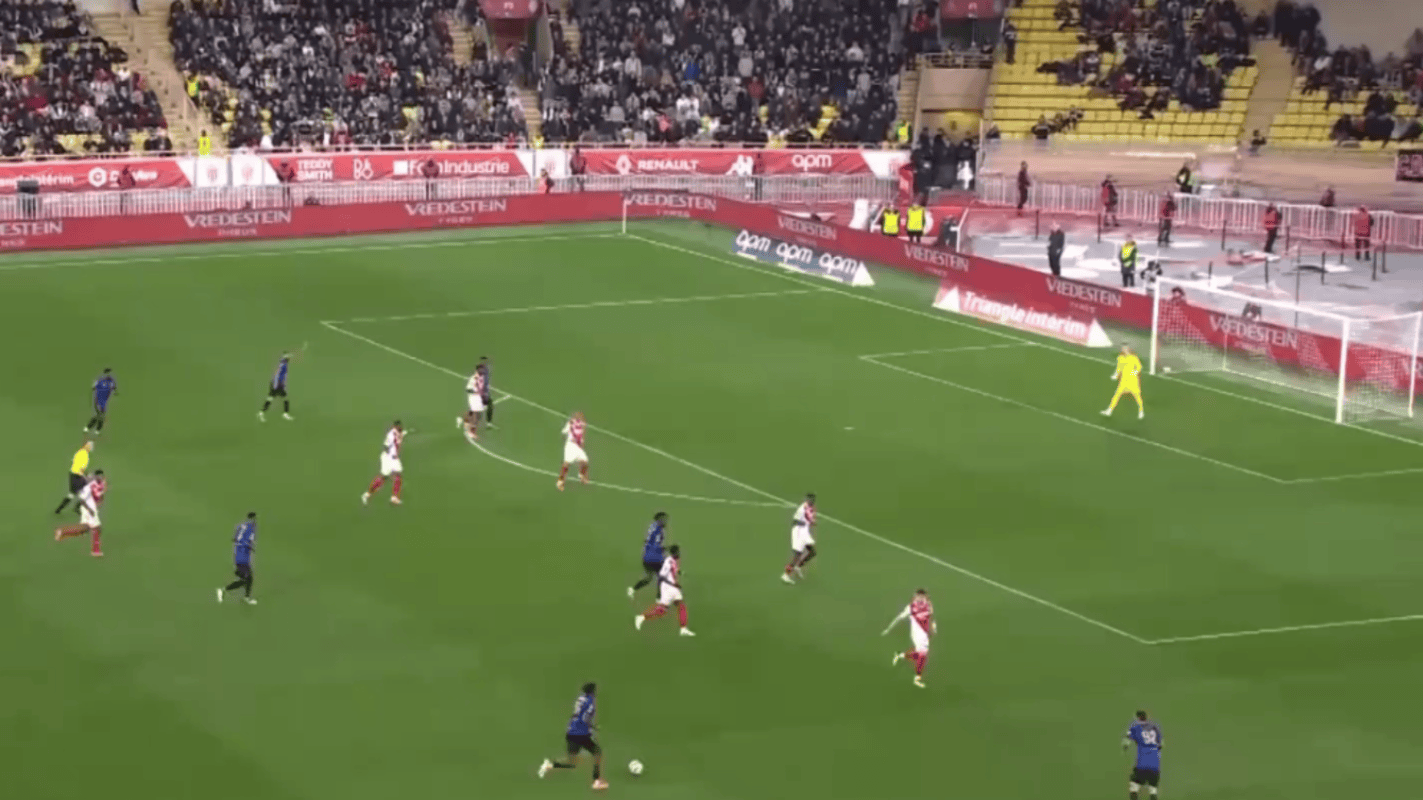 摩纳哥逆转取胜，赛后球员沸腾欢庆