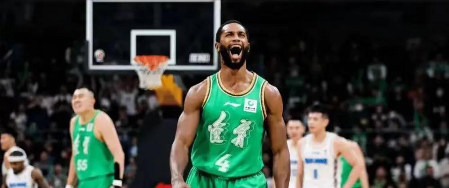 开云体育入口-球队连续胜利士气高涨，冲击榜首