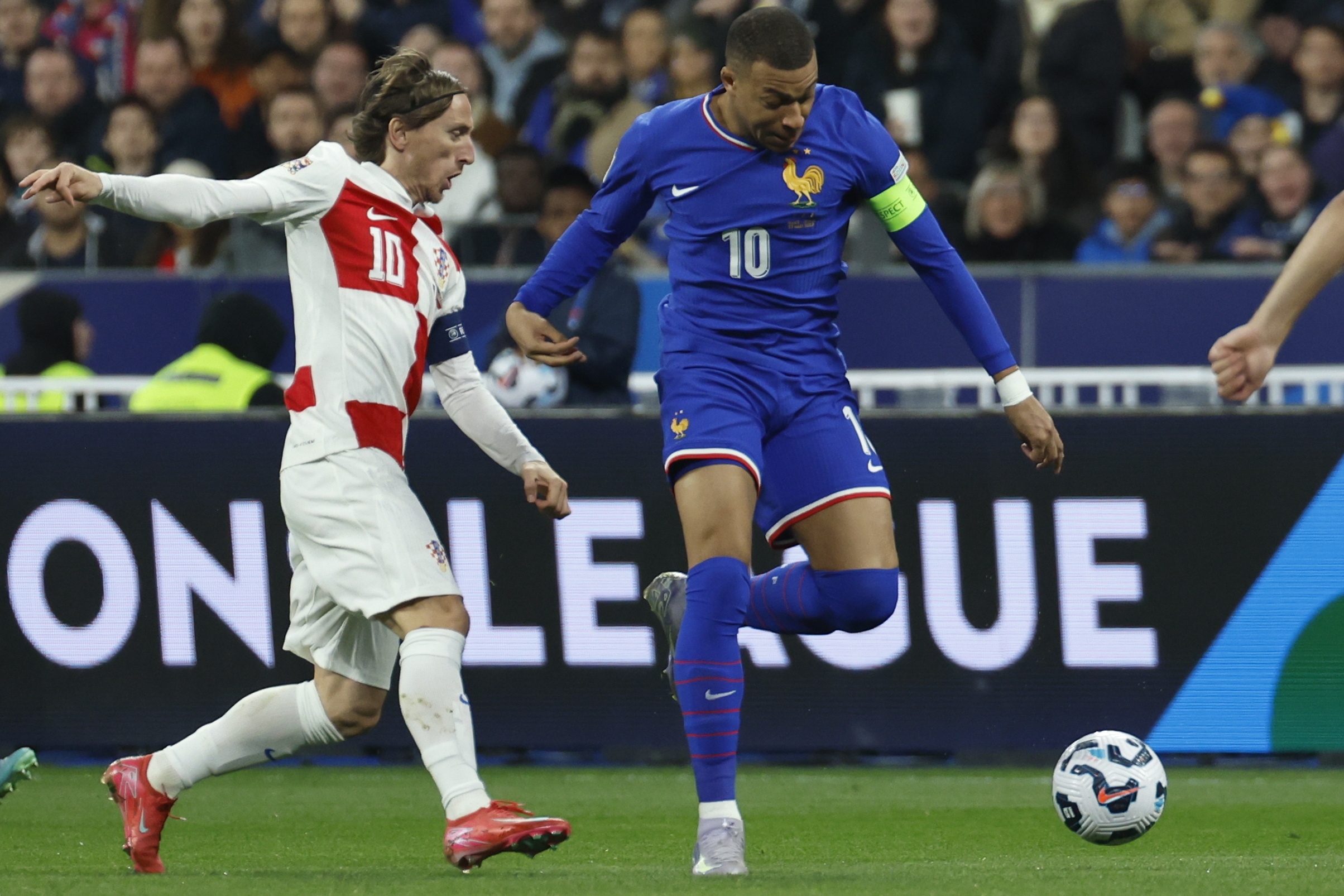 开云APP-微风细雨：欧国联比赛如期进行各种无奇不有