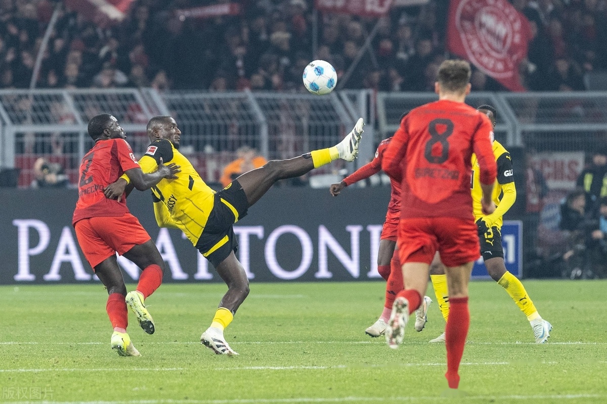 开云下载-拜仁慕尼黑轻取勒沃库森，提前锁定小组第一