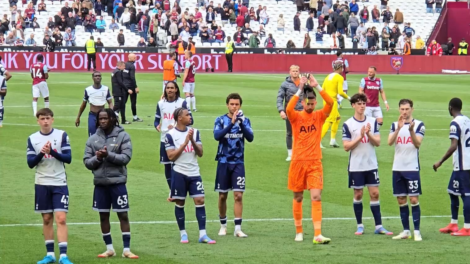 关于热刺豪夺三分，全队士气高昂信心十足的信息