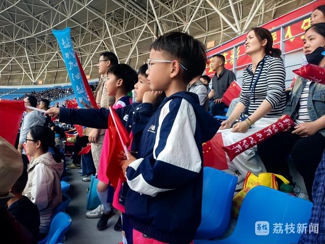 热门足球赛事引发球迷热情高涨的简单介绍