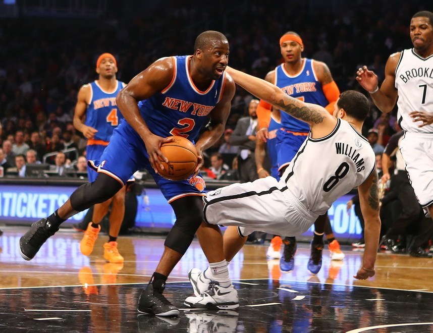 纽约尼克斯大胜篮网，主场气势如虹