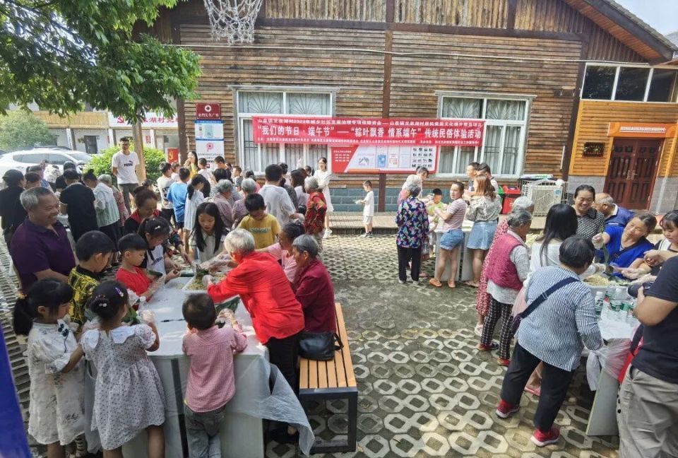 包含情系运动！观众沉浸在精彩比赛中的词条