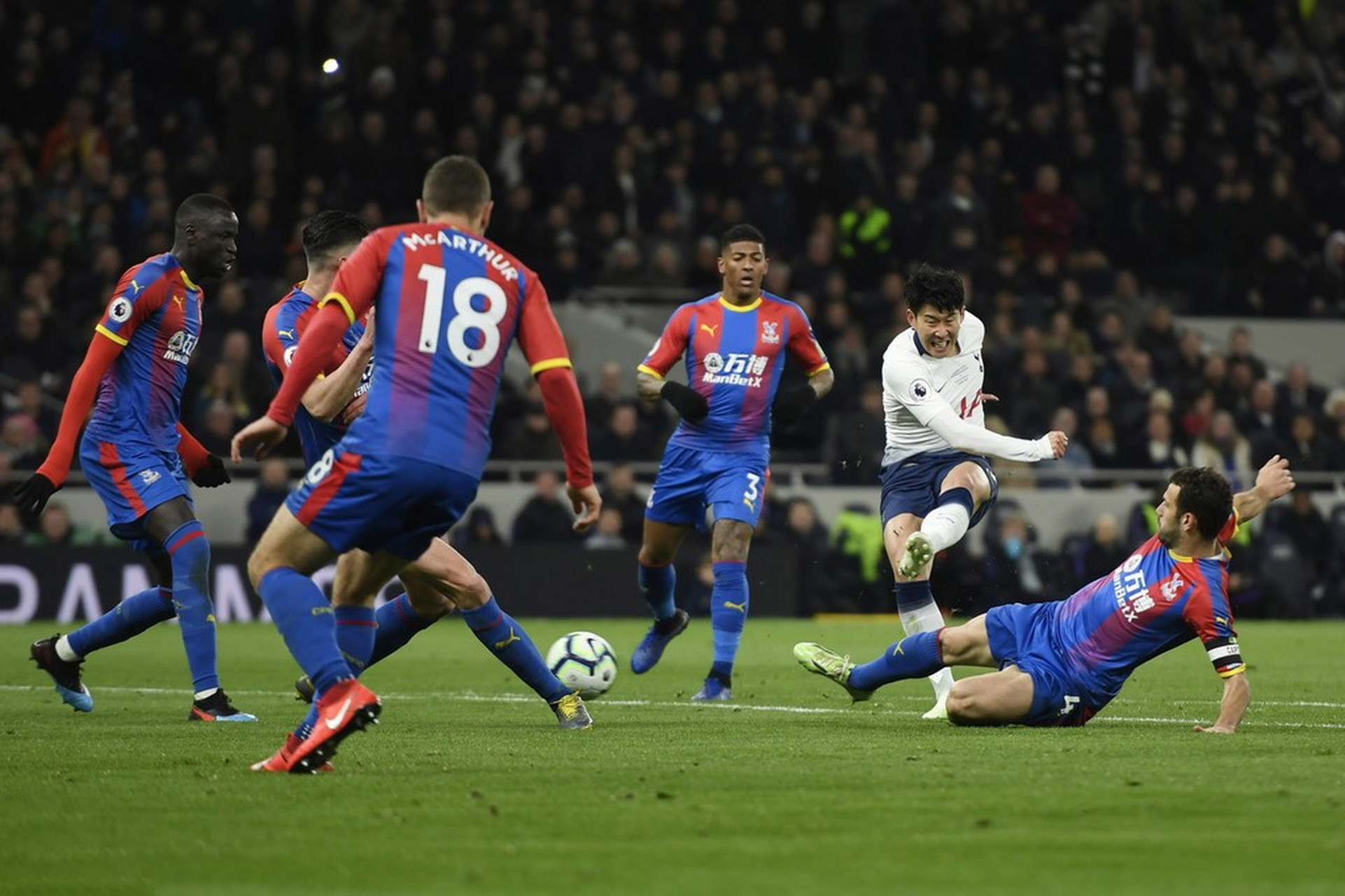 托特纳姆客场不敌费莱诺德，遭遇狼狈