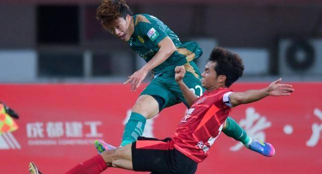 比赛裁判决定引发球员抗议风波