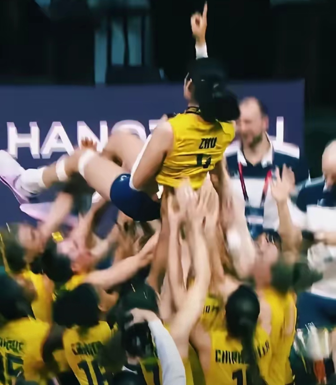 欧预赛全队作战，球员敢打敢拼争胜