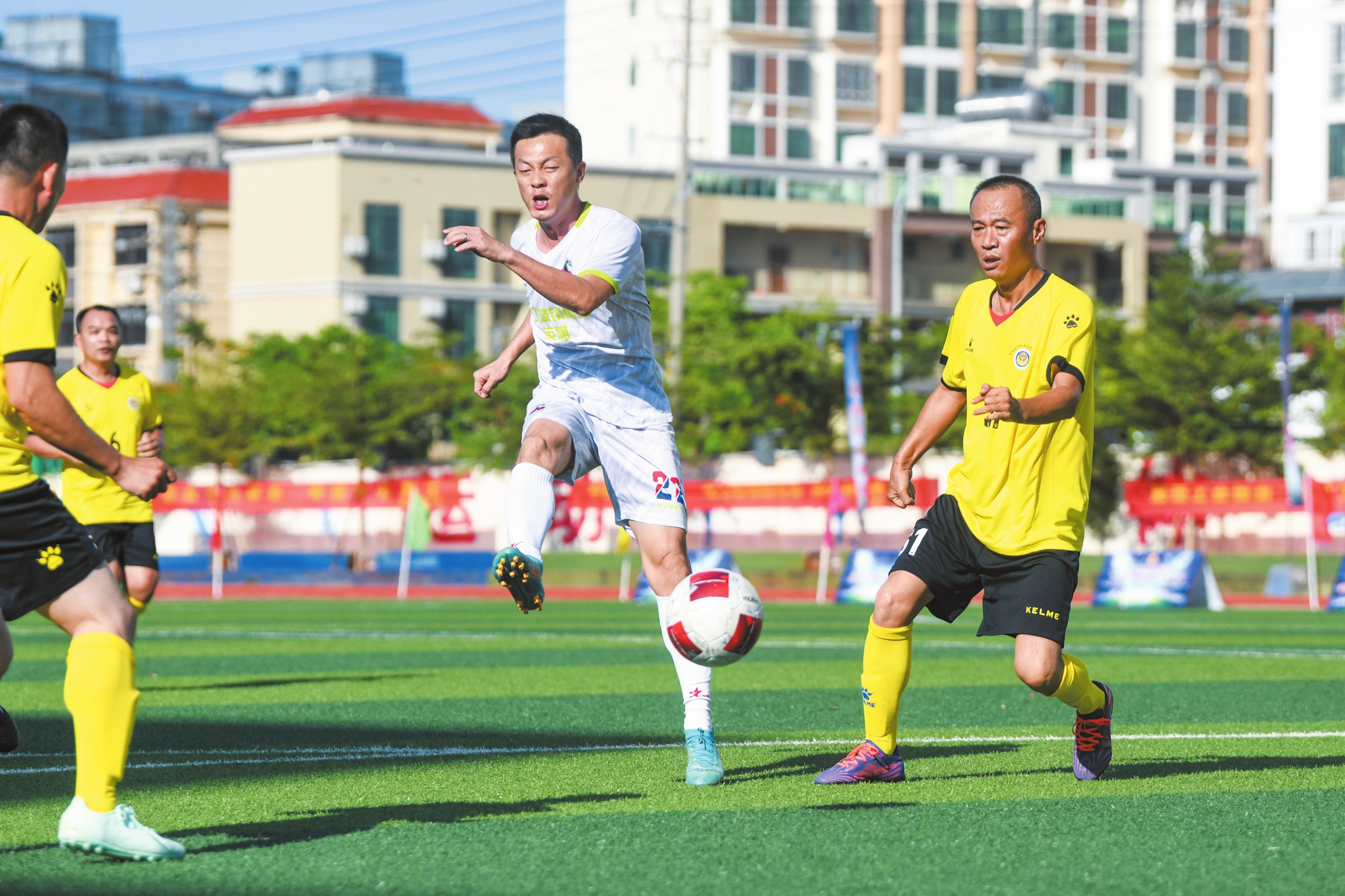 开云平台-足球赛场上的激烈角逐让人扣人心弦