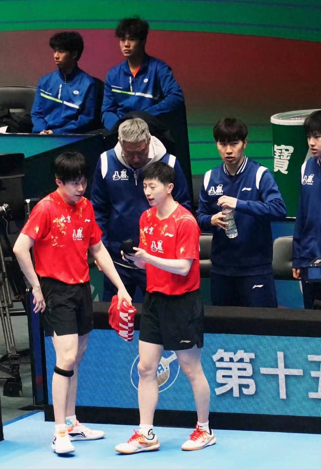 开云体育app-纷纷抢眼的球赛场面，球员们全力以赴拼搏