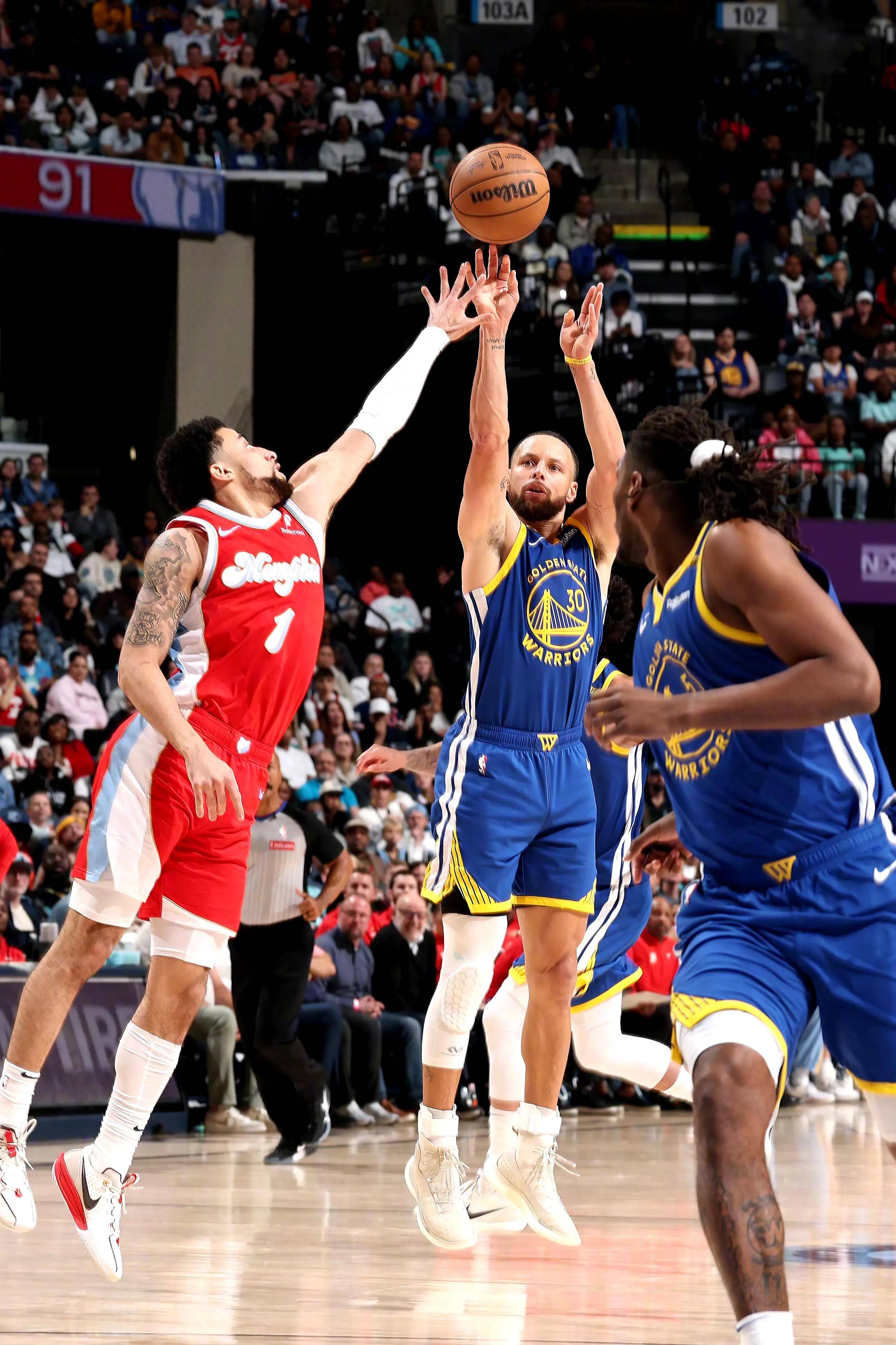 篮球对抗赛场高潮迭起，美国男篮实力过硬