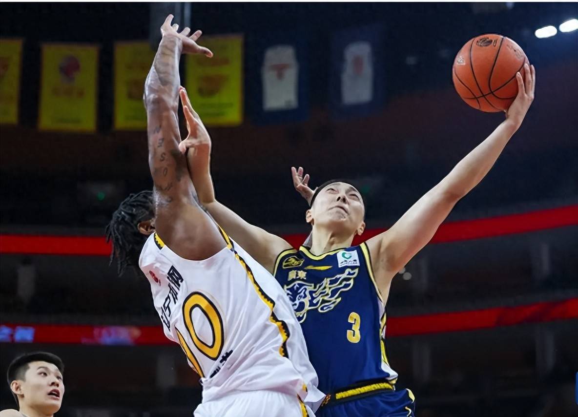 体育专家点评球队战术缺陷，建议改进