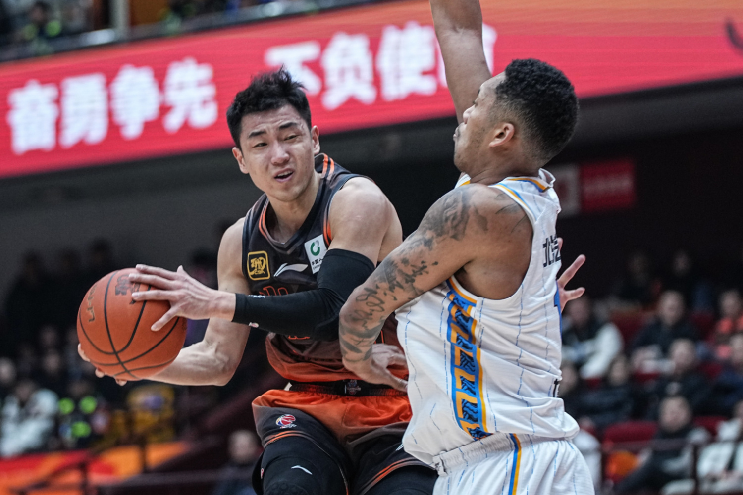 球员在赛场上表现完美，成为焦点人物