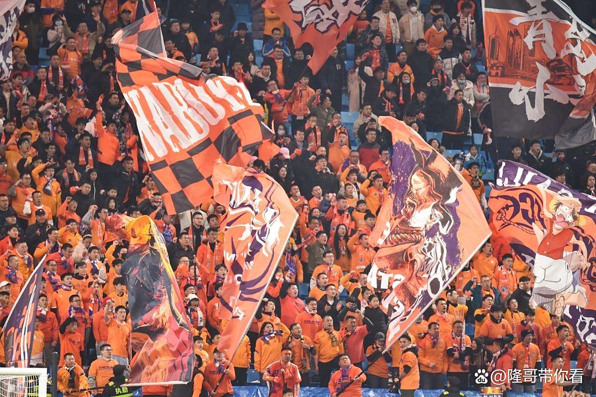 联赛比赛氛围热烈，球队及球迷一同助威