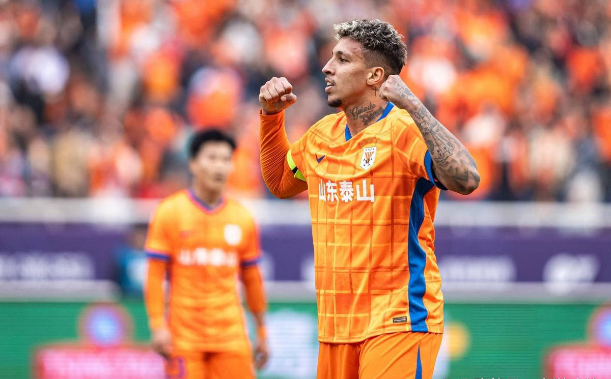 足球名宿重返赛场，引发球迷狂热