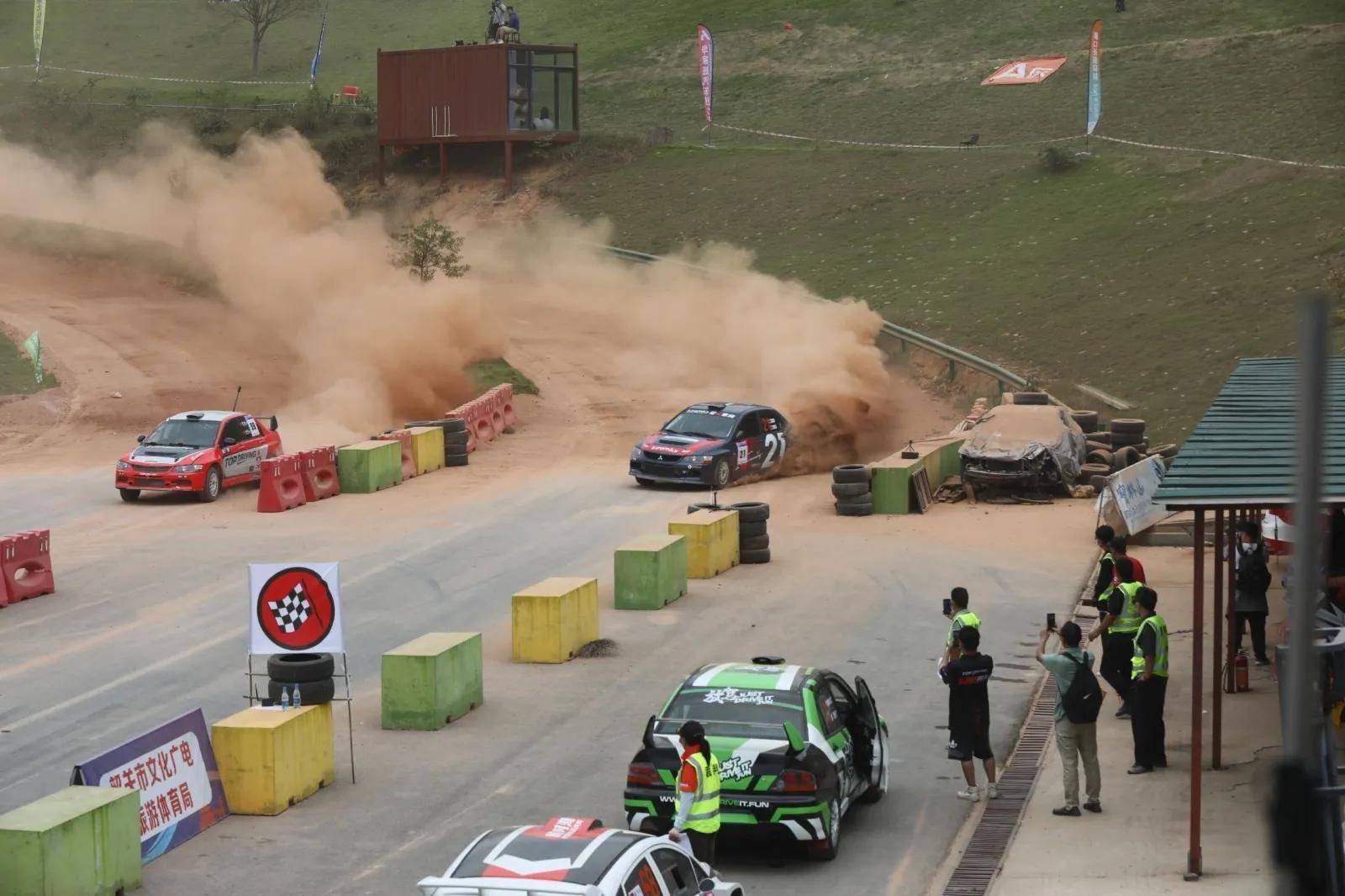 拉力赛事充满激情！法国车手独领风骚夺冠！