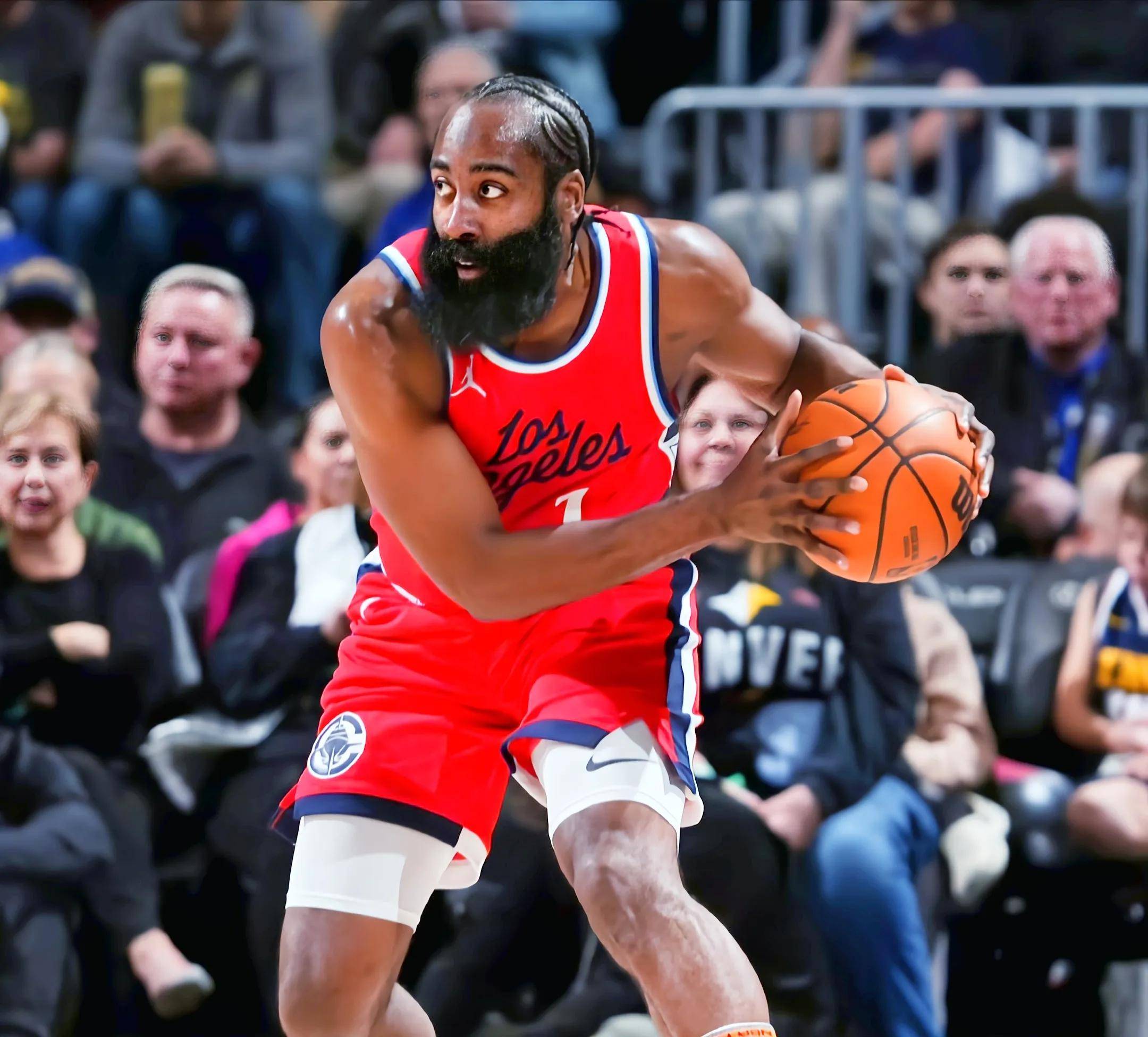 爵士大胜人，取得系列赛首胜