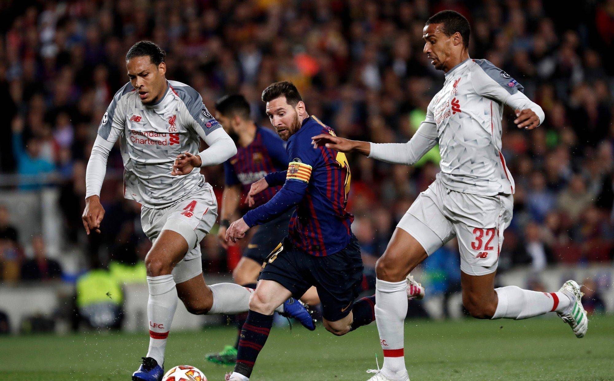 足球比赛场面激动人心，赛季冠军竞争激烈