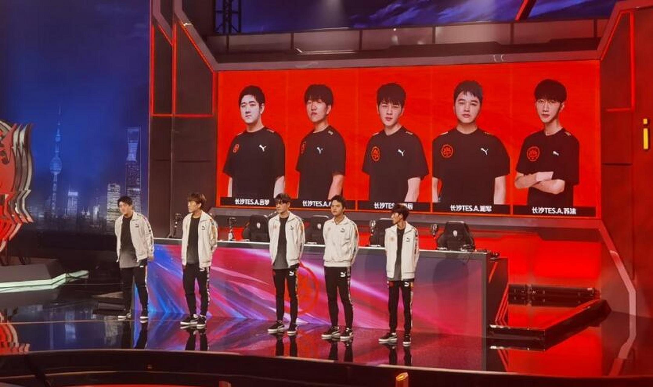 包含两支强队战平，晋级形势悬念的词条