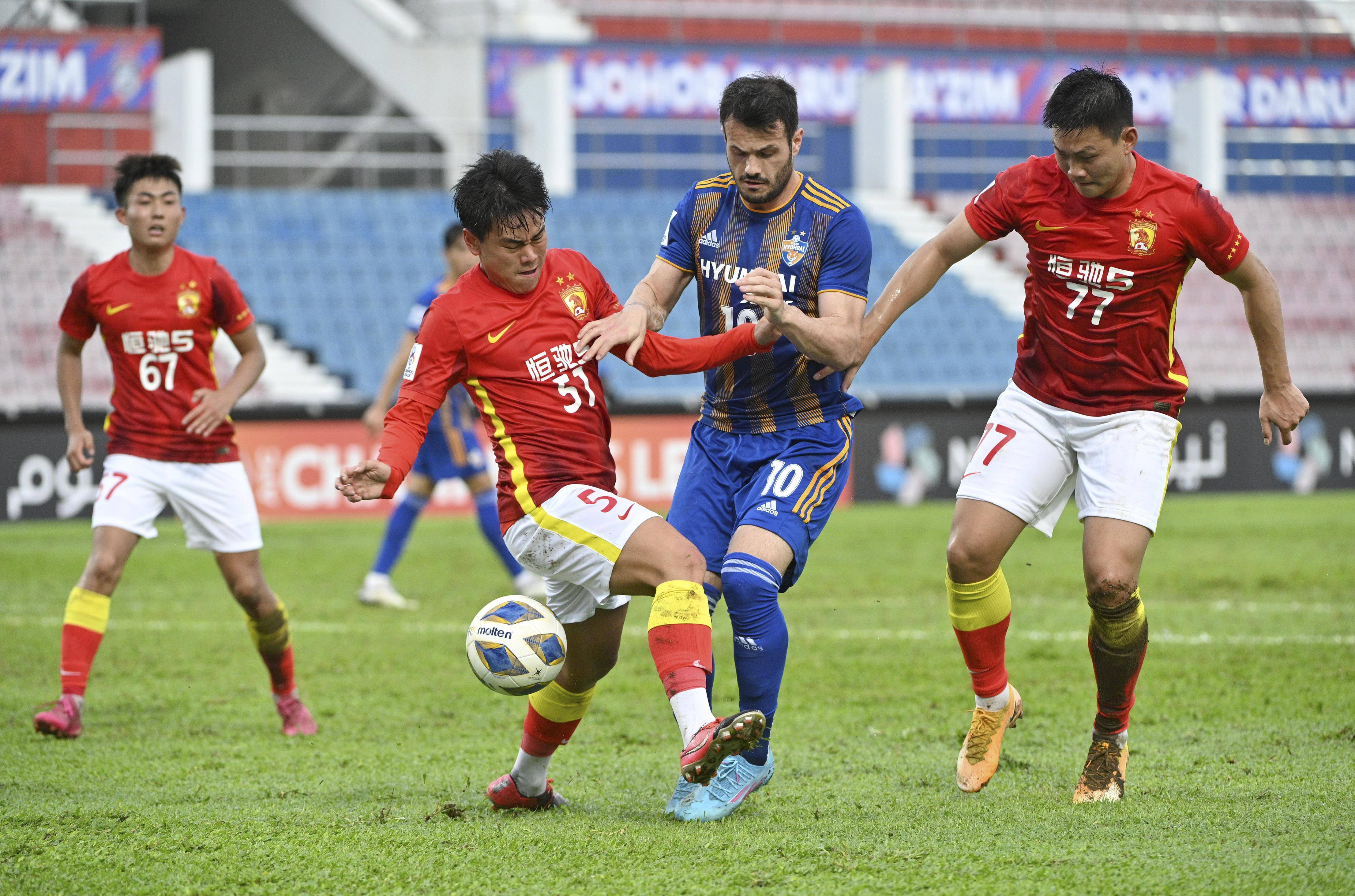 横滨水手主场告负，球员表现出色