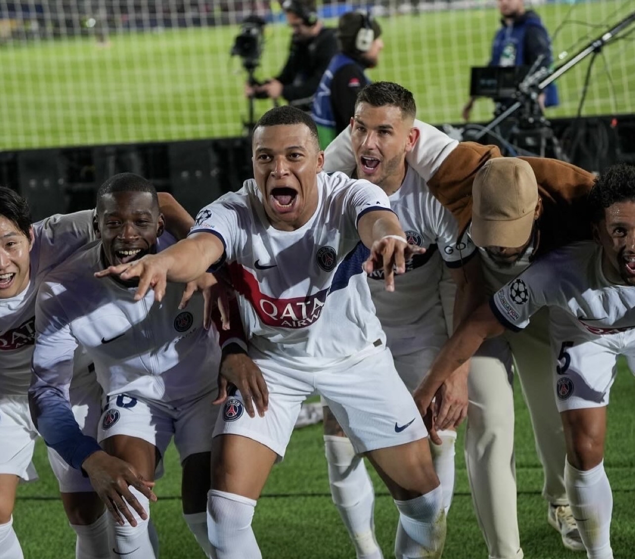 巴黎逆转胜利，挺进欧冠淘汰赛