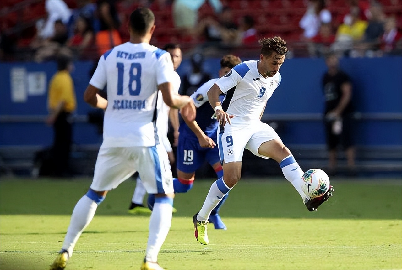 包含加拿大足球队风头正劲，晋级四强的词条