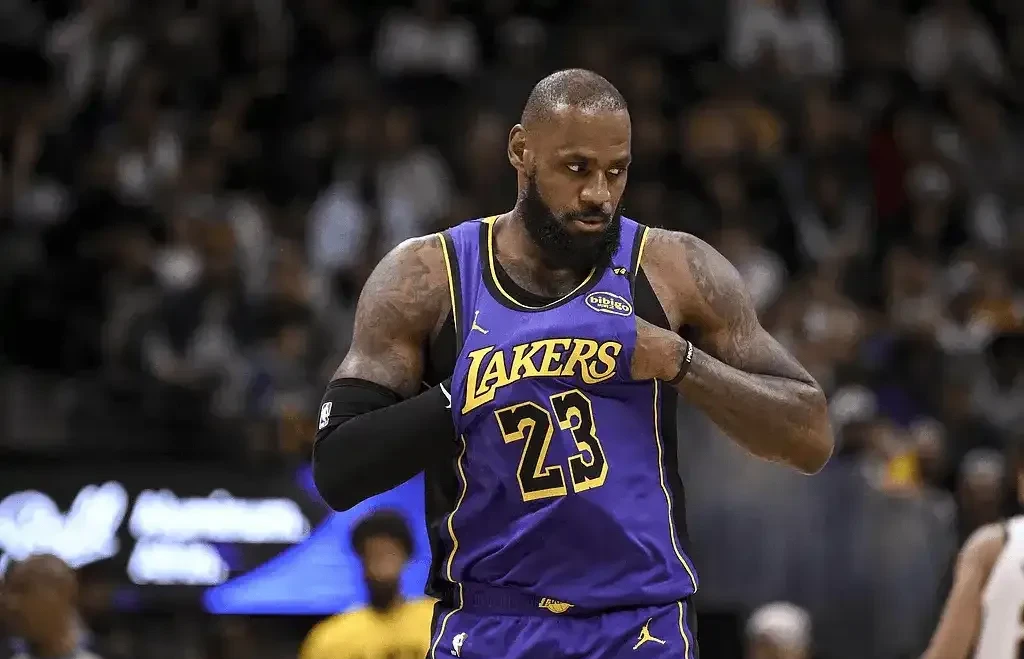 人全明星团队一笔巨款签下詹姆斯