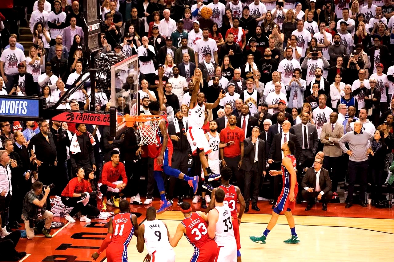 包含激烈对决现场处处拼杀，球员激情全力的词条