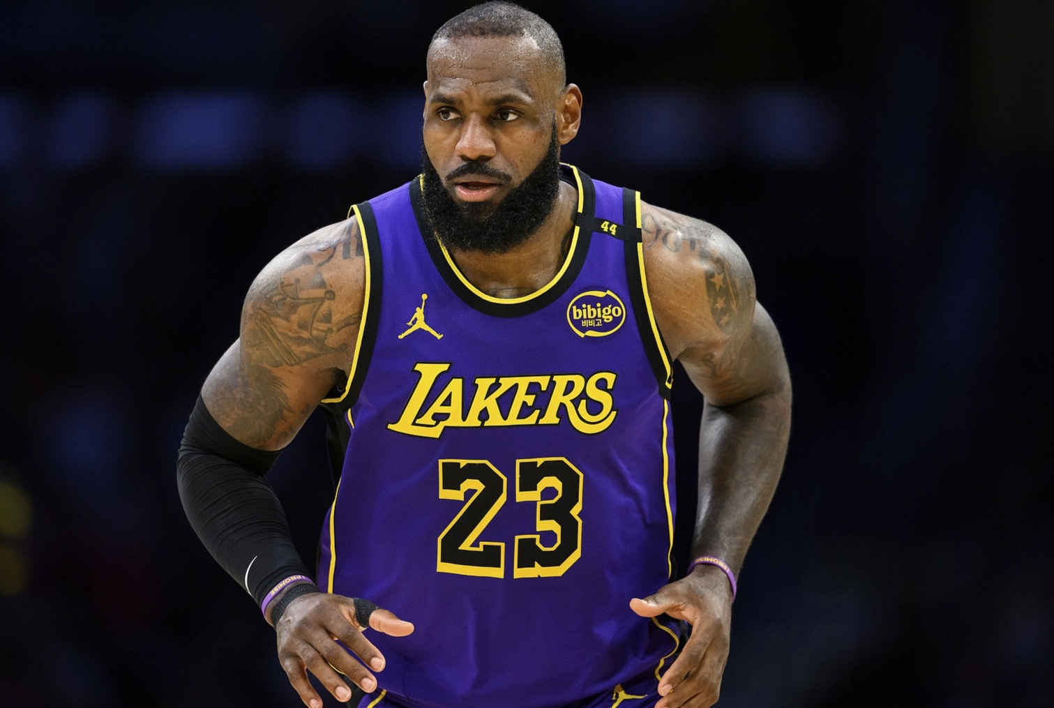 火箭险胜湖人，詹姆斯表现神勇