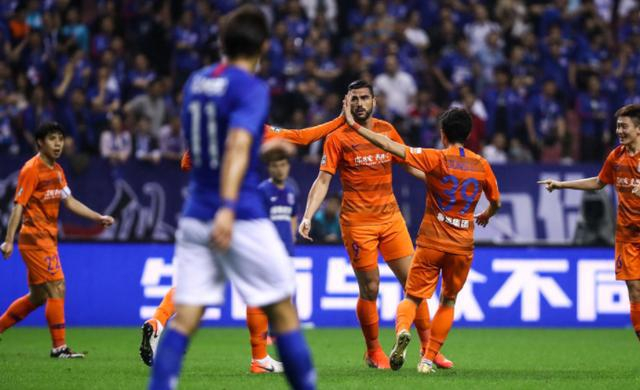 关于苏宁客场大胜重庆斯威，领跑积分榜的信息