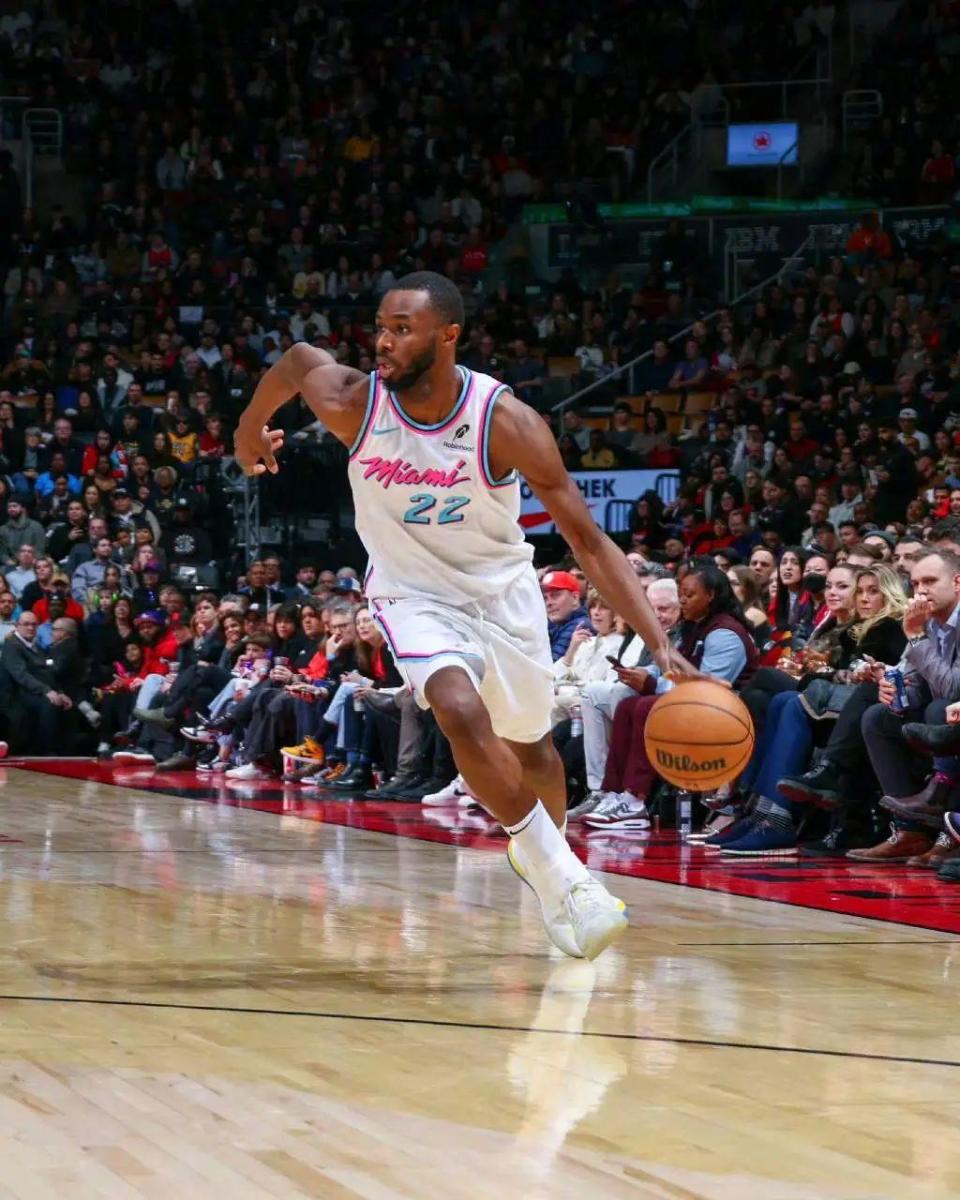 包含猛龙主控状态回归，击败热火迎来连胜的词条